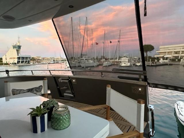 Motoryacht 21 Avec Equipage Bateau-hôtel