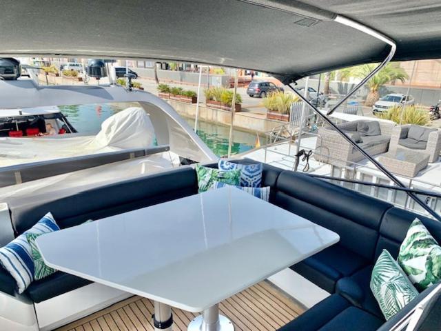 Motoryacht 21 Avec Equipage Bateau-hôtel