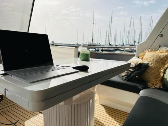Motoryacht 21 Avec Equipage Bateau-hôtel
