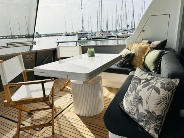Motoryacht 21 Avec Equipage Bateau-hôtel *