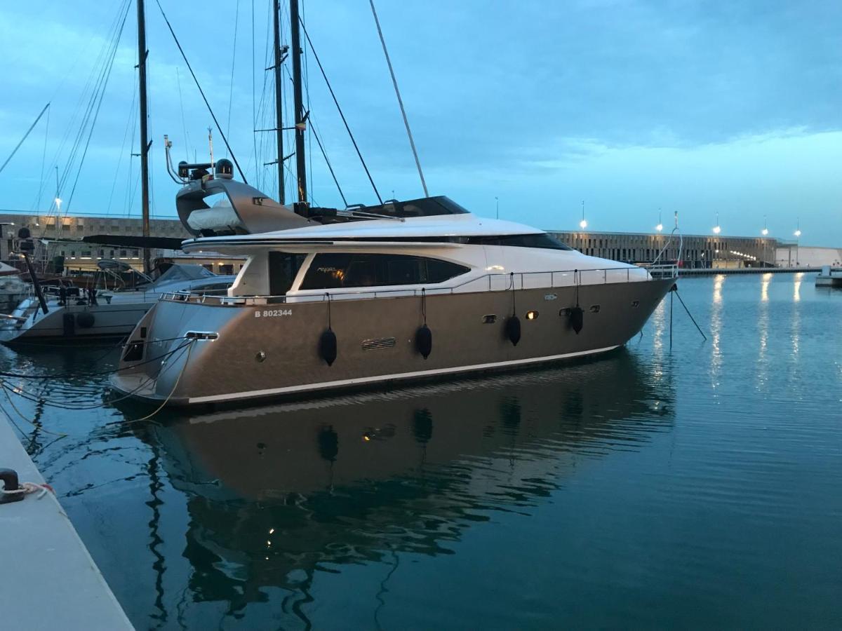 Bateau-hôtel Motoryacht 21 Avec Equipage *
