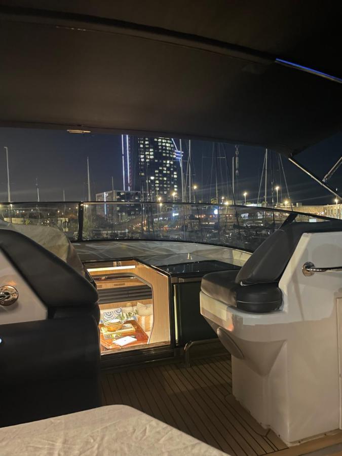 Motoryacht 21 Avec Equipage Bateau-hôtel *