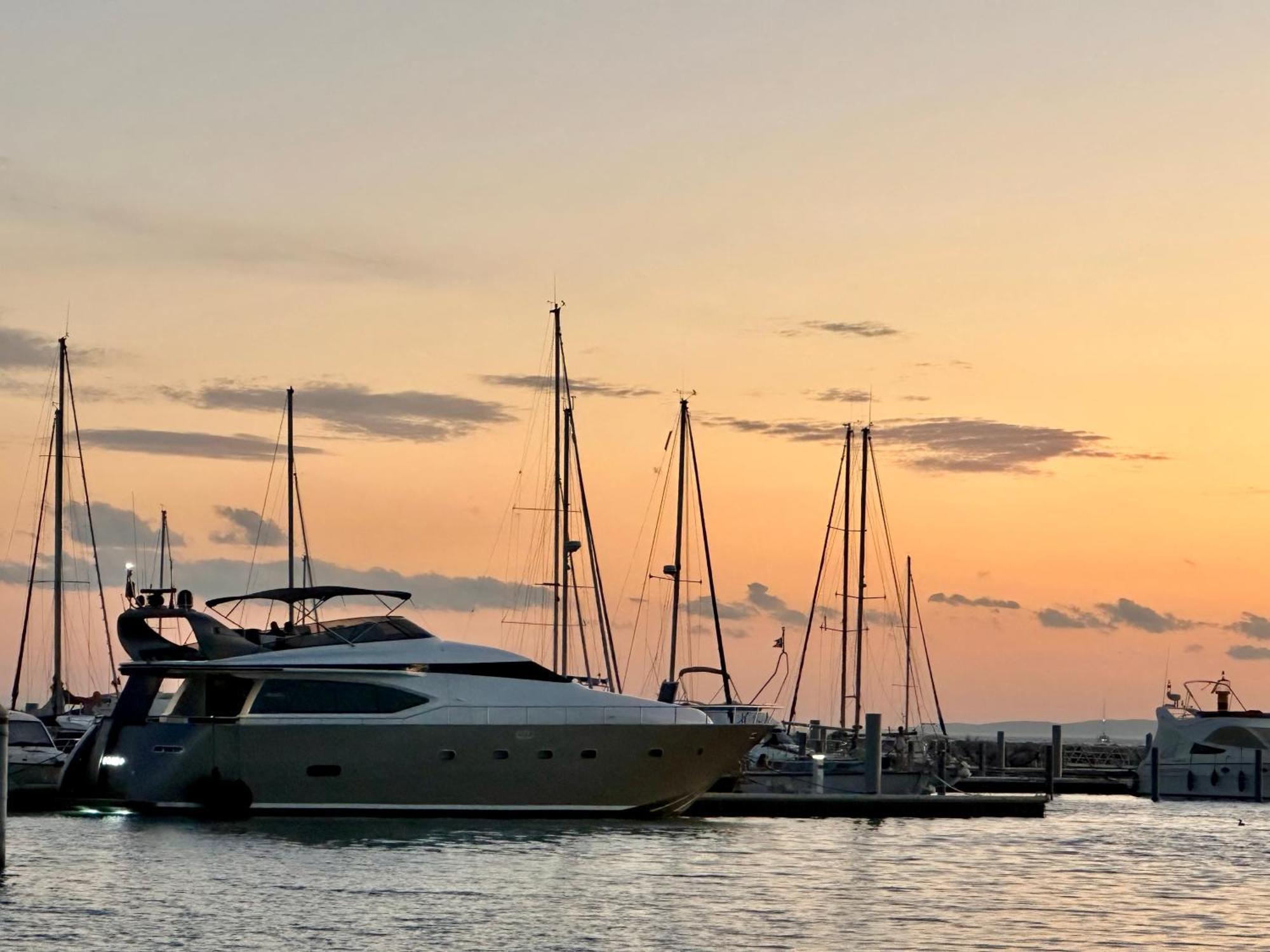 Motoryacht 21 Avec Equipage Bateau-hôtel Barcelone